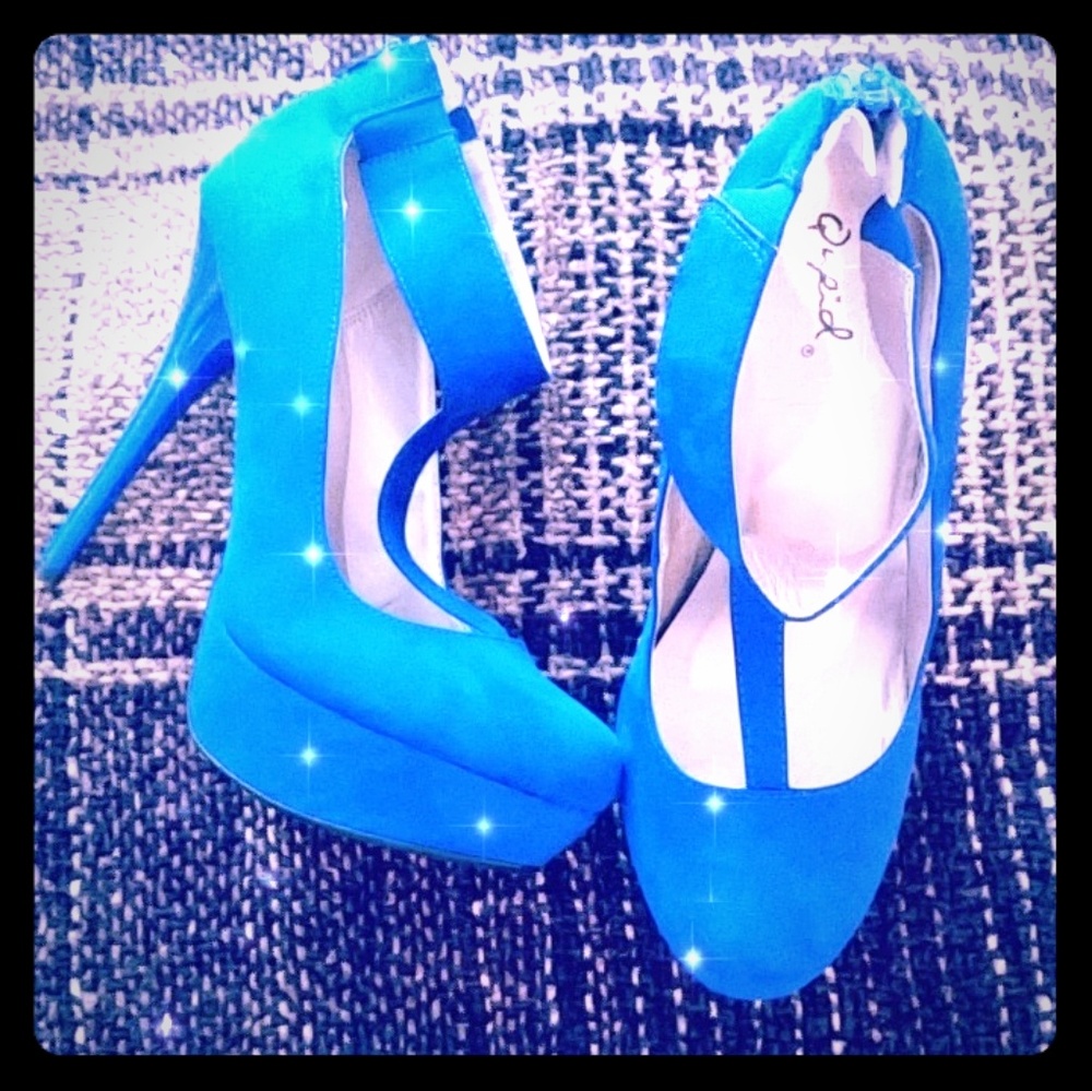 Retired blue suede qupid pumps